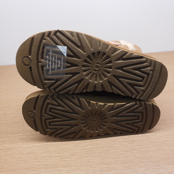 UGG BAILEY BUTTON II SHORT CHESTNUT New in Box - Picture 8 of 10